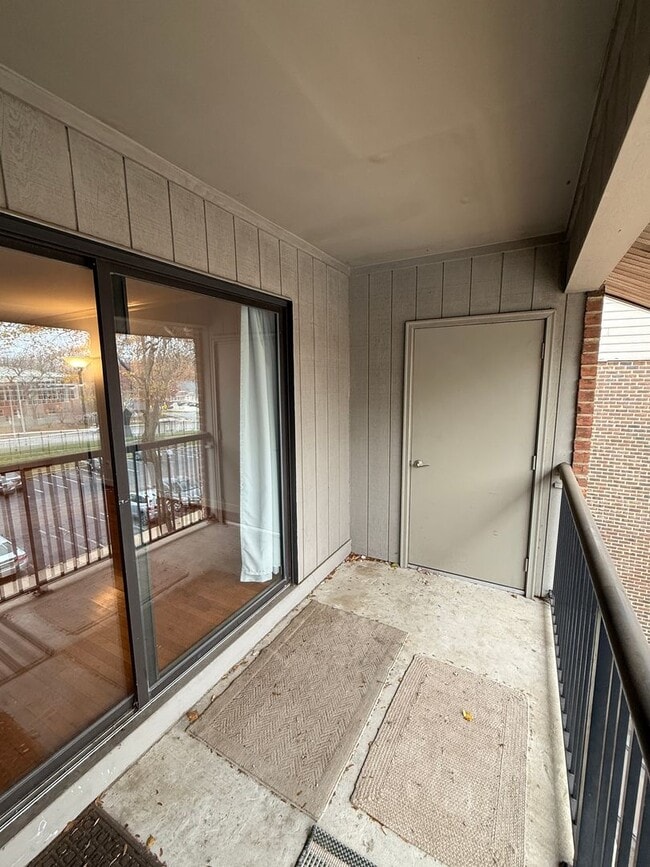 Building Photo - Prime Location- Two Bedroom Condo