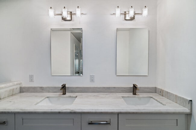 Building Photo - 131 Palm Ave