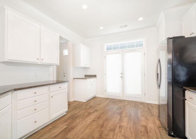 Building Photo - Spacious Living in the Heart of West Ashley