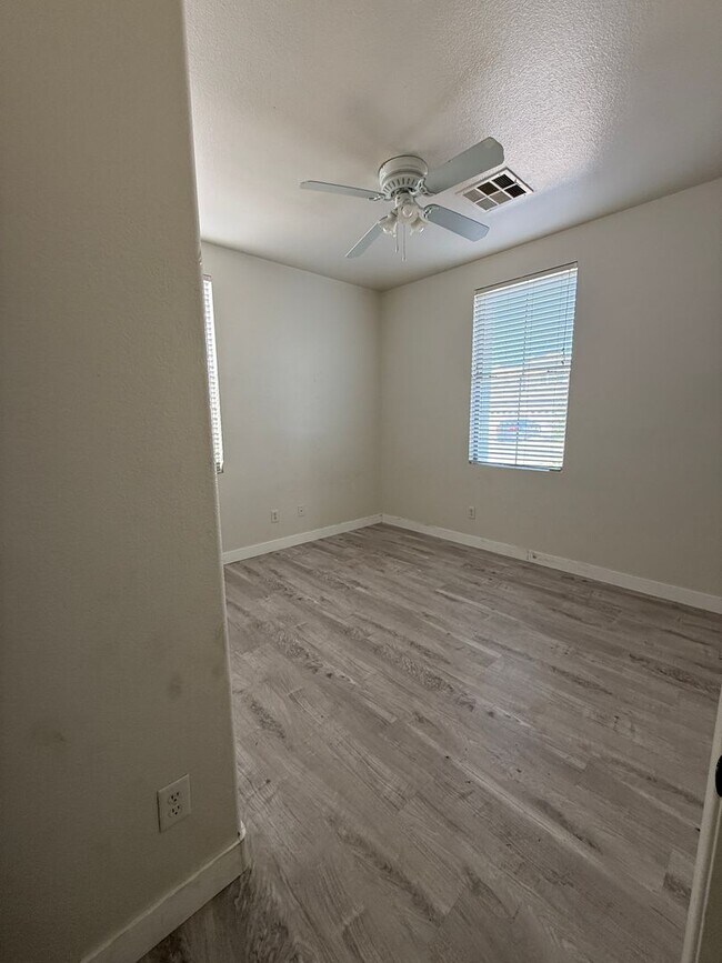 Building Photo - Beautiful three Bedroom, 2 Bath Home