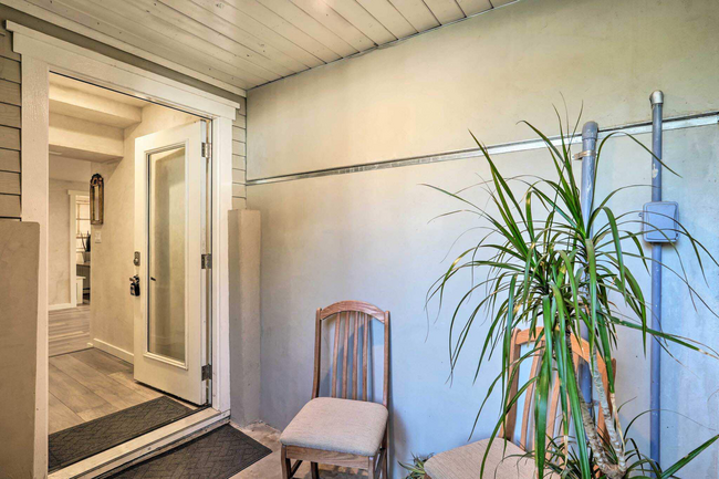 Building Photo - Remodeled 2 Bedroom close to Downtown Gras...