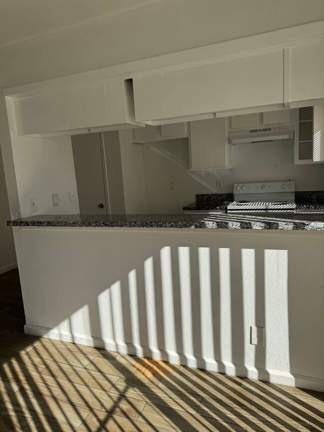 Building Photo - 3 bed, 2 bath, second floor condo