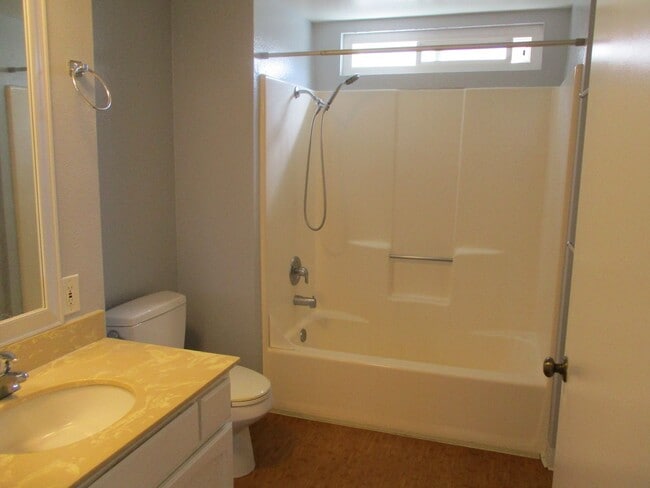 Building Photo - Desirable & Spacious Pt Loma Fully Updated 1 BDR 1 BA Apartment