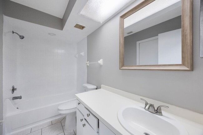 Building Photo - Renovated Town Home 2 bedroom 1.5 bath ** ...