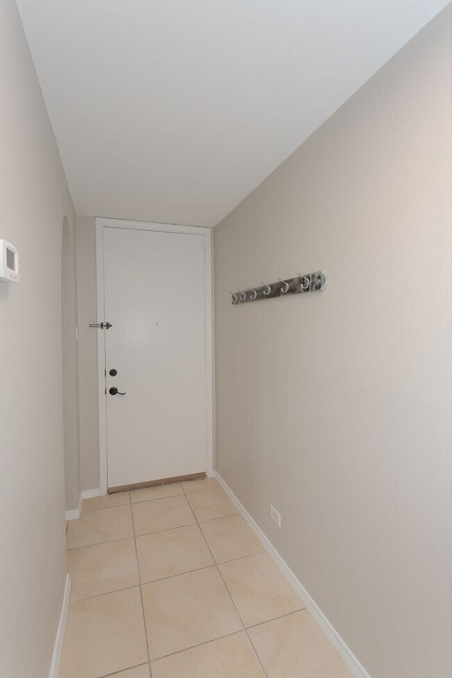 Building Photo - Beautiful Townhome in Alamo Heights!!