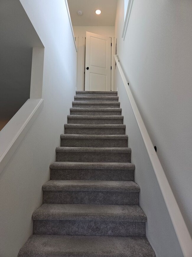 Building Photo - Sleek & Chic! 2 level 2 Bed/1.5 ba 814 Sf