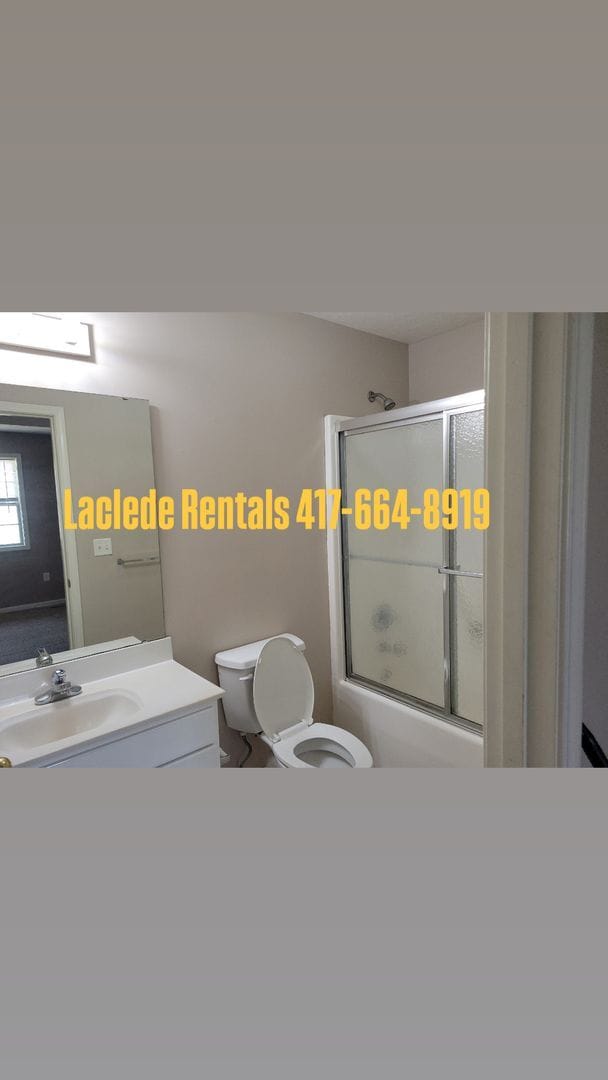 Building Photo - 2 bedroom 2 bathroom duplex with garage fo...
