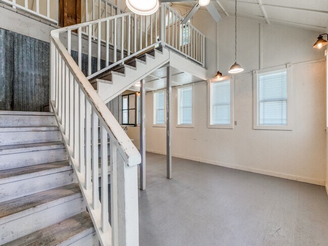 Building Photo - 1005 Center Cir