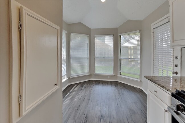 Building Photo - 2010 Creekshire Dr