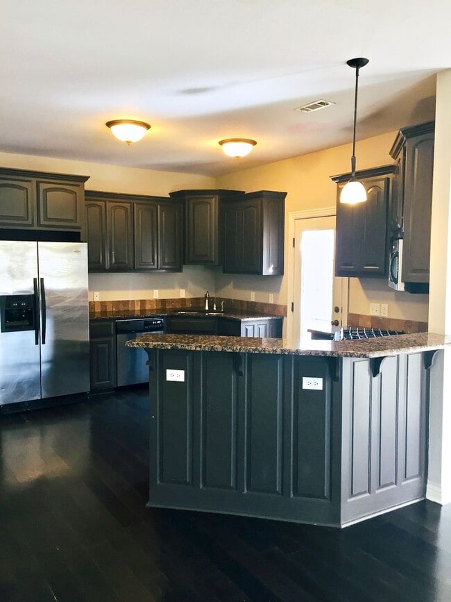 Building Photo - 3 Miles From the UofA!! Beautiful 3 Bedroo...