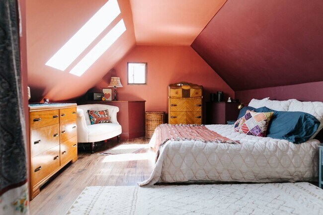 top floor bedroom, king size bed - 1530 Fulton Street