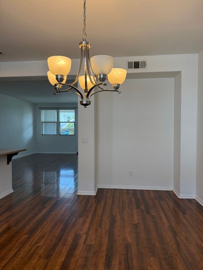 Building Photo - 2 Bedroom, 2.5 Bath Tri-level townhouse in Signal Hill