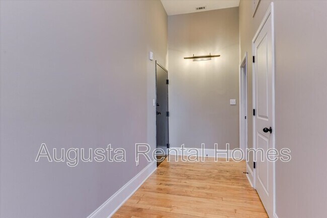 Building Photo - 936 Broad St