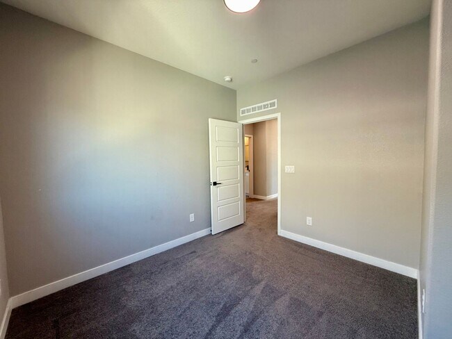 Building Photo - 3/BD 2.5/BA Contemporary Comfort in a Prime Location!