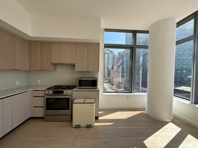 Building Photo - 3 Ct Square W