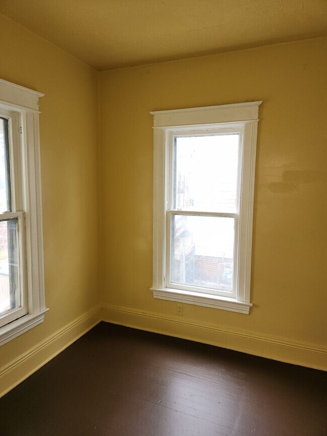 Building Photo - 11 Renwood St