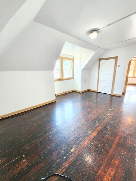 Building Photo - 728 N Sheridan Ave