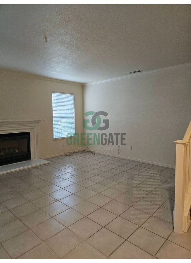Building Photo - MOVE-IN SPECIAL $500 off first month!! Bea...