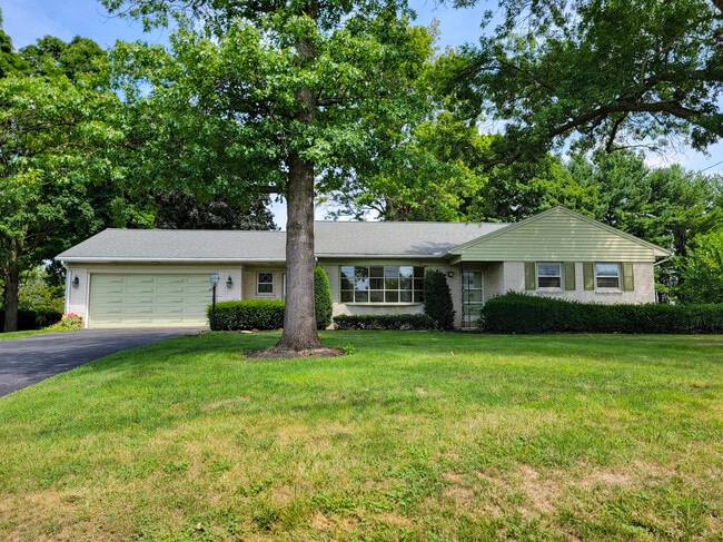 Building Photo - 609 W Orange St