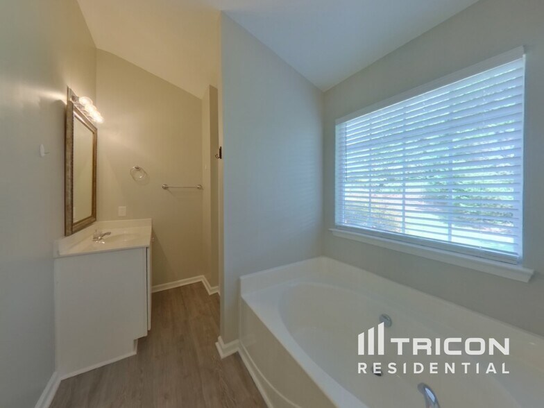 Building Photo - 6017 Ashebrook Dr
