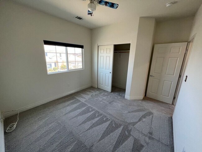 Building Photo - Like New Spacious Home in Gated Community