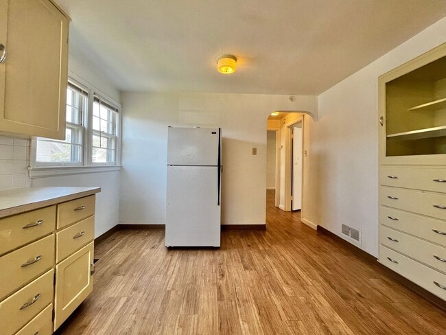 Building Photo - 2 Bed 1 Bath Available Now!