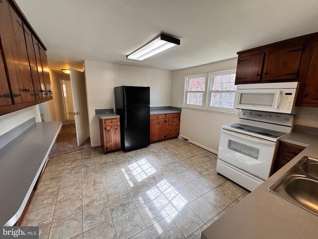 Building Photo - 2 Sundale Ln