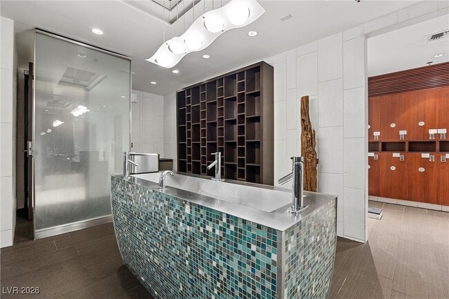 Building Photo - 4525 Dean Martin Dr