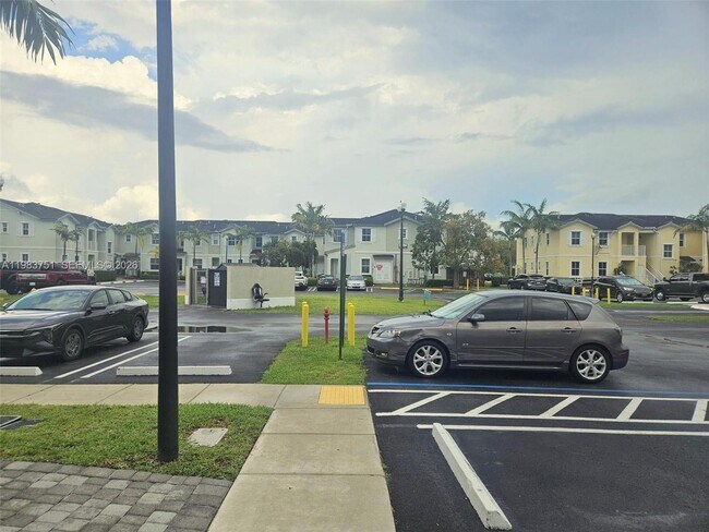 Building Photo - 142 SE 28th Ter