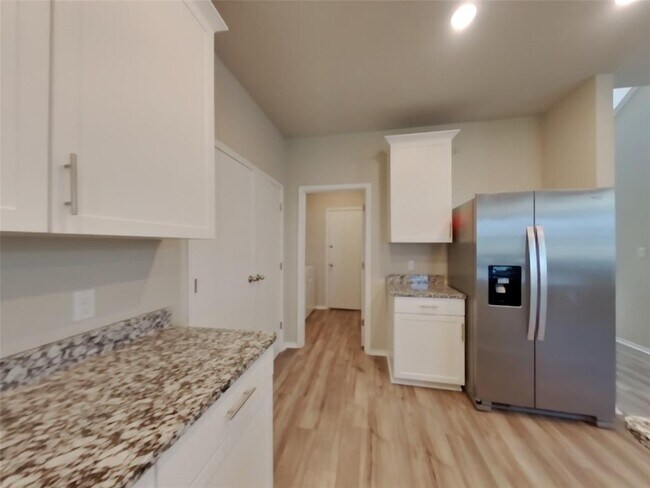 Building Photo - 5200 Saddle Clb Dr