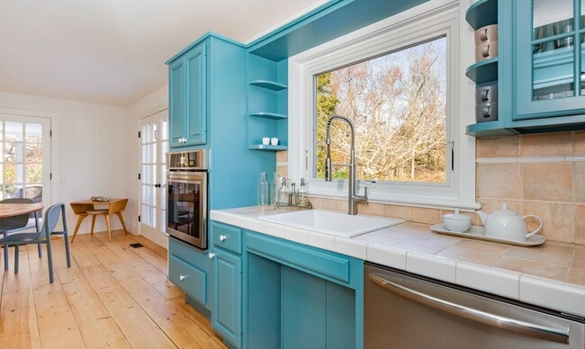 Building Photo - 212 Meadows W