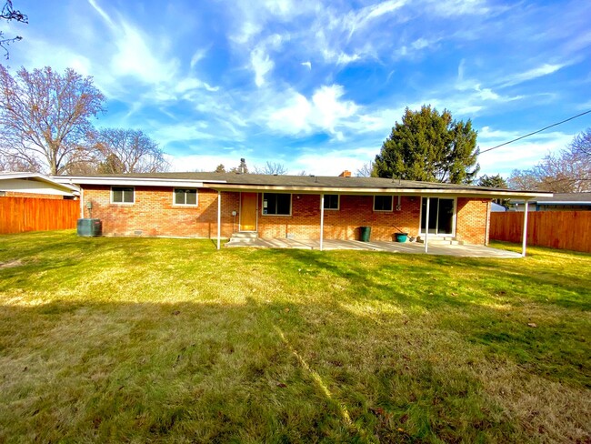 Building Photo - 3 Bedroom, 2 Bathroom Single Level Home ne...