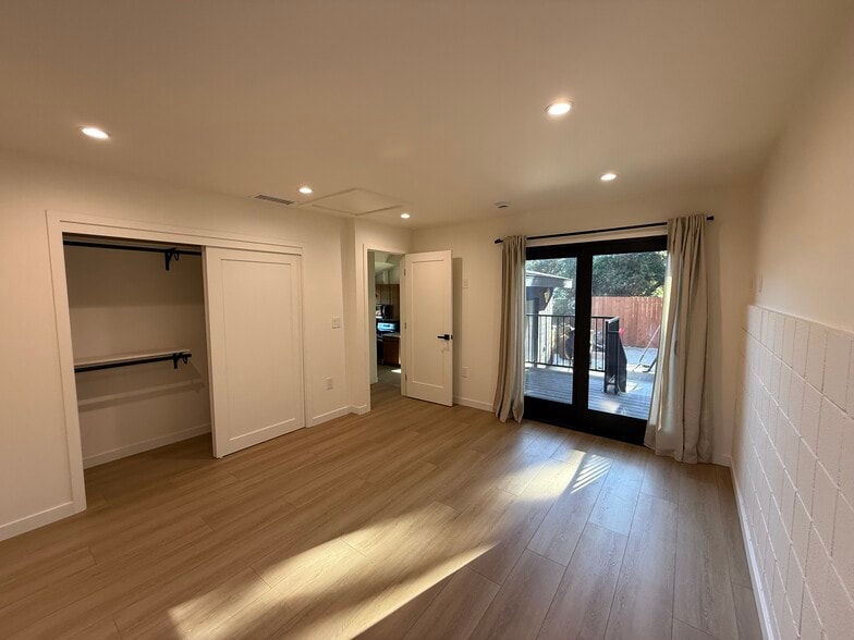 Building Photo - 2115 Hyperion Ave