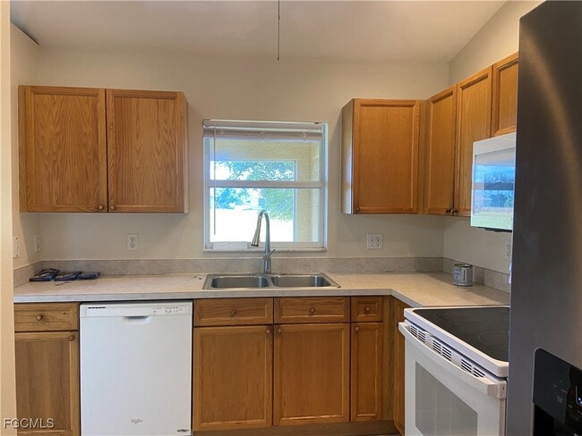 Building Photo - 1301 NE 12th Pl