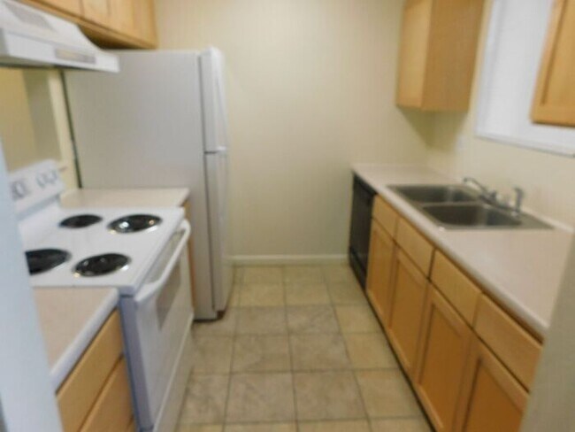 Building Photo - Charming 2-Bed Condo Near CMU & St. Mary’s – Great Amenities & Prime Location!
