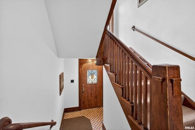 Building Photo - 318 W Columbia Ave