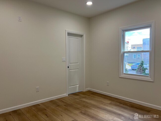 Building Photo - 33 Obert St