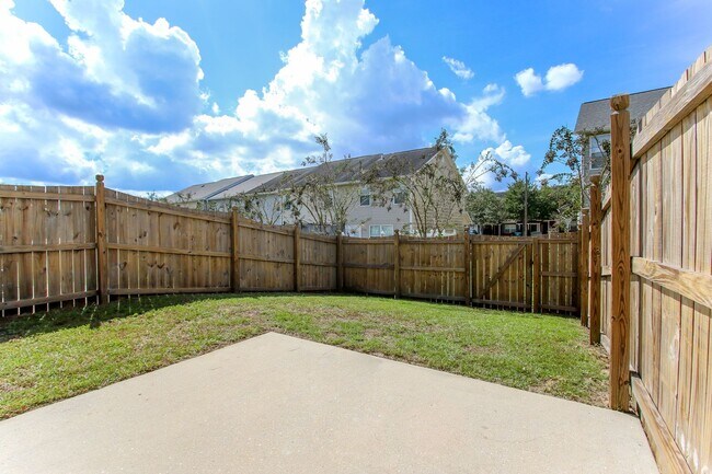 Building Photo - Enjoy this beautifully updated 3 Bed/3 Bat...