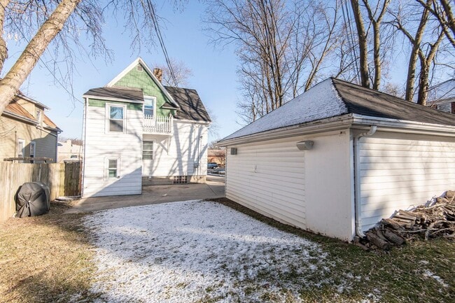 Building Photo - 2615 N Wauwatosa Ave