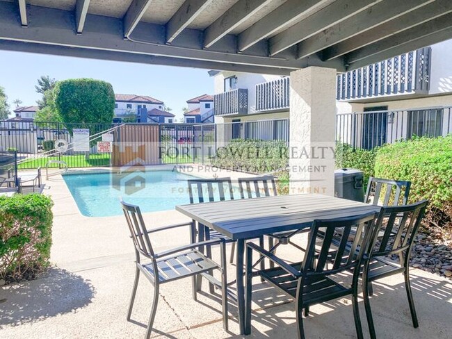Building Photo - 2 Bed 2.5 Bath Townhome