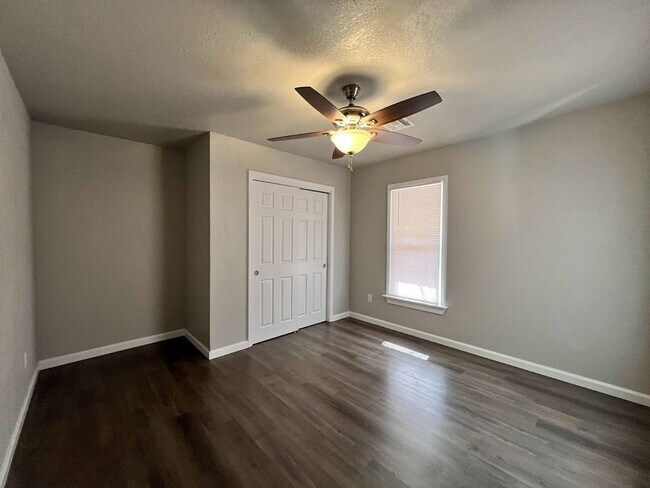 Building Photo - Beautifully Renovated 3 Bed, 1 Bath House