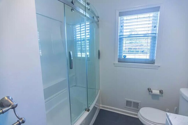 Building Photo - 614 Camellia St N E