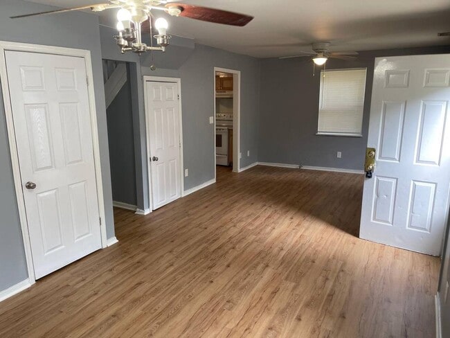 Building Photo - Spacious 3 Bedroom, 1 Bathroom House on quiet street