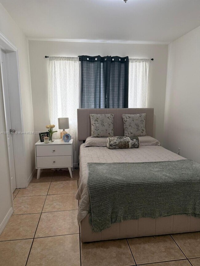 Building Photo - 13 S Royal Poinciana Blvd