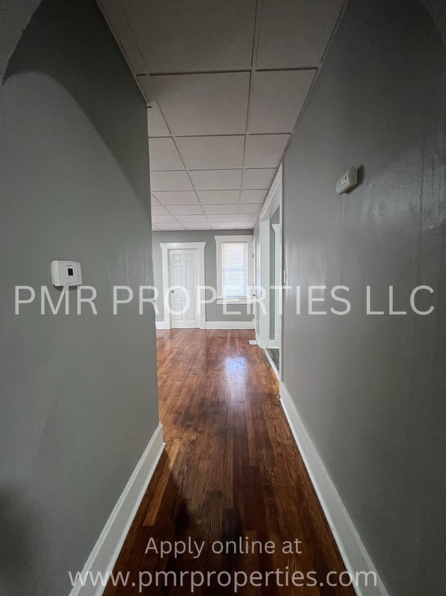 Building Photo - 2 Bedrooms / 1 Bathroom House