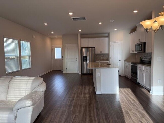 Building Photo - 212 Brook Farm Ln