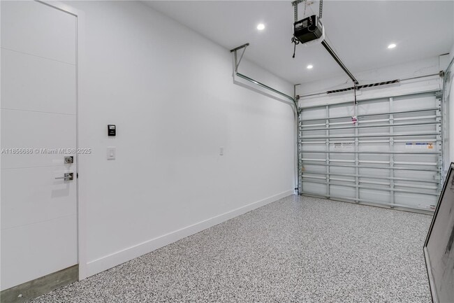 Building Photo - 2842 SW 32nd Ct