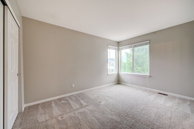 Building Photo - 4 bedroom, 5 bath hime with 3 car garage