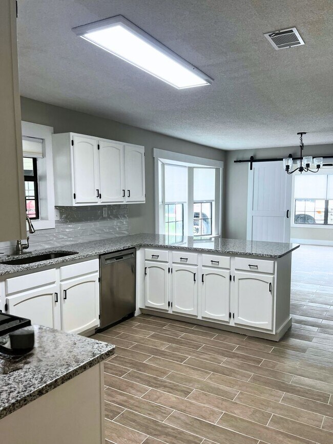 Building Photo - Spacious 4 Bedroom Home with Flex Room & S...
