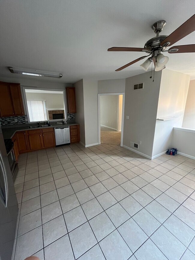 Building Photo - Newly Renovated 3 Bed 2.5 Bath Townhouse in Wexford available NOW!